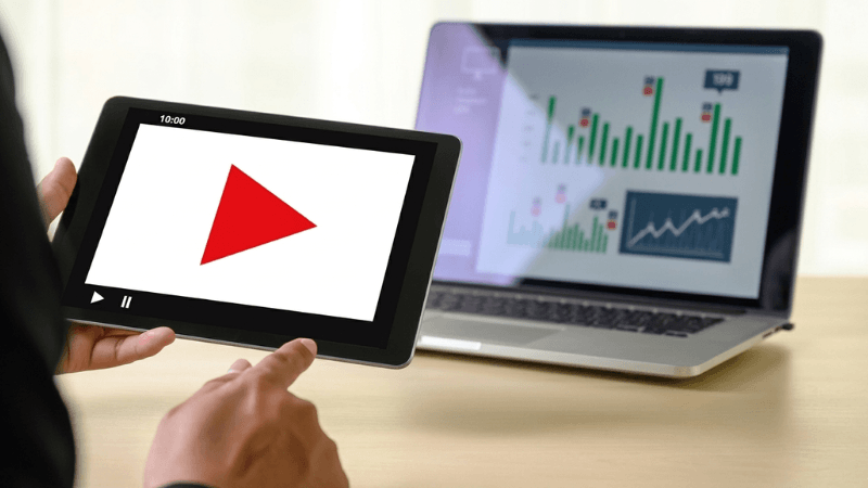 Pessoa vendo o gráfico de visualizações do youtube